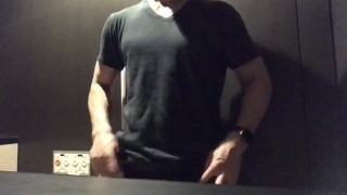 日本人マッチョのトイレでどくどくオナニー