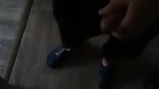 Парень дрочит