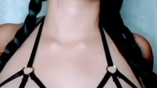 Colegiala cachonda jugando con sus ricas tetas