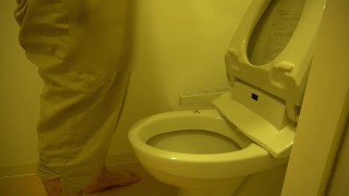 ひとり暮らしの男の放尿シーンをご覧ください