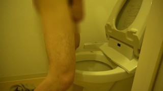 ひとり暮らしの男の放尿シーンをご覧ください