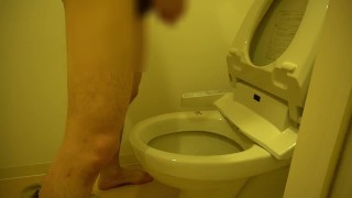 ひとり暮らしの男の放尿シーンをご覧ください