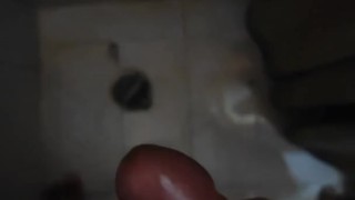 ME PAJEO EN EL BAÑO VIENDO PORNO 