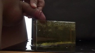 気持ちよくおしっこ遊びをしながら最後はその中に大量射精してしまう変態君。