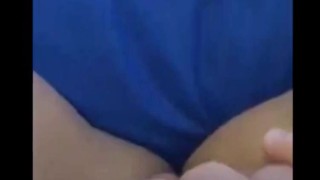 Viendo un vídeo muy rico e intento no masturbarme pero... 🤭(Que rico como le entra ese dildo 🤤) 