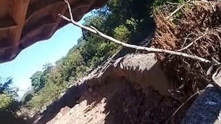 Desnudo bajo el puente