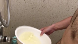 病院のシャワー室で内緒でおしっこ