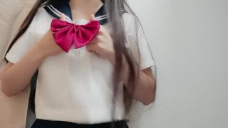快楽に身をよじるこの日本人の女の子にはオーガズムが多すぎる