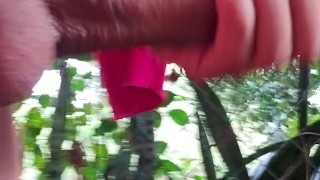 Desperte muy caliente y como estaba solo en casa decidi irme atras de mi casa para masturbarme