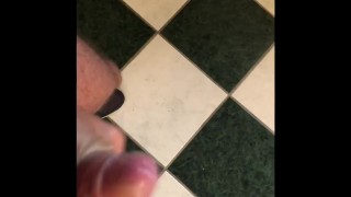 Je me masturbe seul pour ejaculer sur du carrelage 