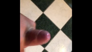 Je me masturbe seul pour ejaculer sur du carrelage 
