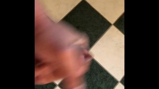 Je me masturbe seul pour ejaculer sur du carrelage 