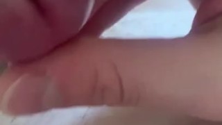 мастурбирует пока соседи за стеной