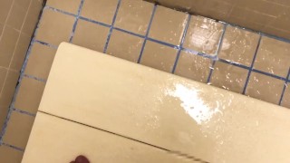 オナニー後のおしっこが我慢できなくて、シャワー室で大量放出