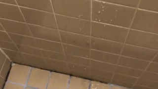 オナニー後のおしっこが我慢できなくて、シャワー室で大量放出