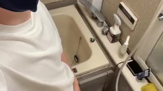 20代男の子のおしっこ自撮り動画！お風呂場で放尿して感じてしまう♡