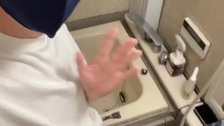 20代男の子のおしっこ自撮り動画！お風呂場で放尿して感じてしまう♡