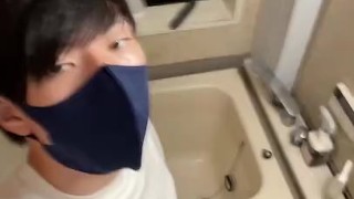 20代男の子のおしっこ自撮り動画！お風呂場で放尿して感じてしまう♡