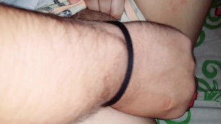 linda jovem recebendo carinho especial