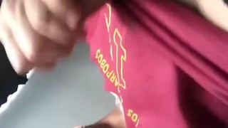 Me saco la verga y empiezo a masturbarme 