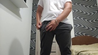 Русский молодой парень дрочит после работы