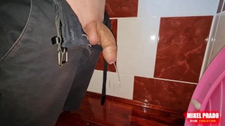 Petite bite non coupée qui pisse