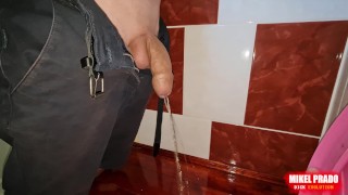 Petite bite non coupée qui pisse