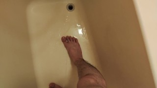自分の足に向かって小便した！