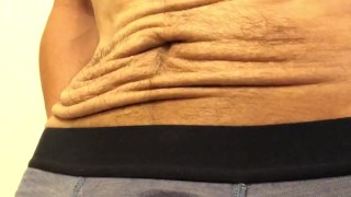 パンイチ姿でお漏らし