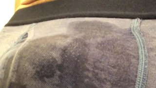 パンイチ姿でお漏らし