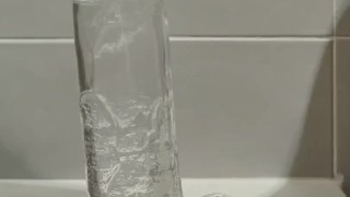 Incredibile deepthroat di un enorme cazzo che lascia la mia bocca stracolma di sperma