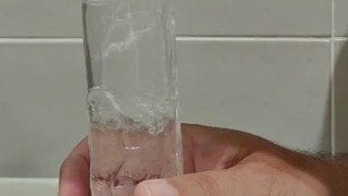 Incredibile deepthroat di un enorme cazzo che lascia la mia bocca stracolma di sperma