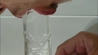 Incredibile deepthroat di un enorme cazzo che lascia la mia bocca stracolma di sperma