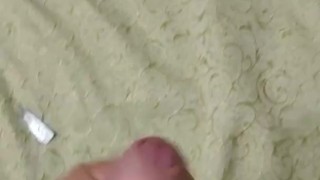 парень дрочит и кончает (short video)