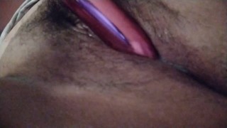 Chubby mexicana se viene en su dildo rosado.