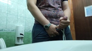 Молодой русский парень дрочит на работе в туалете