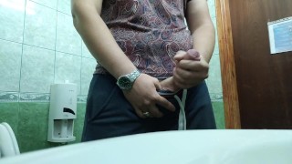 Молодой русский парень дрочит на работе в туалете