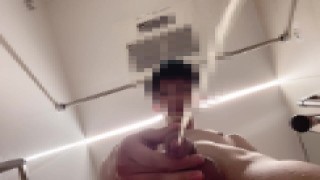 【真下からおしっこ】下からのアングルでおしっこ撮影