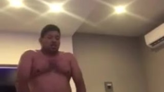 Me rebotan las tetas mientras me llena el culo de leche