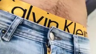 Chacal se saca la verga en el baño (parte 1)