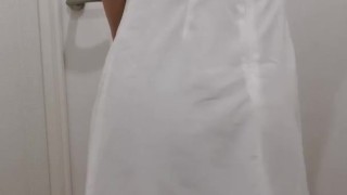 【自撮り】白ワンピースを着てお尻フリフリするアラサー女子