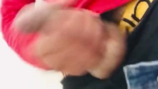 Chacal se saca la verga en el baño (parte 2) 