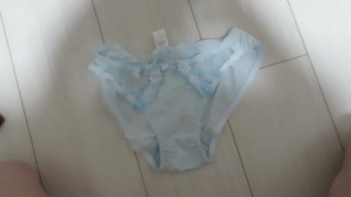 水色のパンティーに精液ぶっかけ！