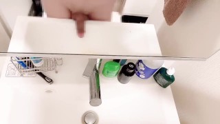 【洗面台おしっこ】洗面台を使っておしっこするイケメン社会人