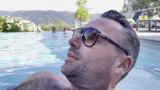 Pipe et cigarette dans la piscine