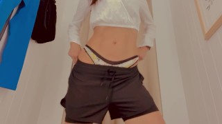 Experimentando roupa de academia no provador Parte 1