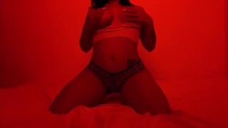  Chica se calienta y se toca para mi