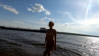 Я голая на берегу и корабли плывут мимо меня