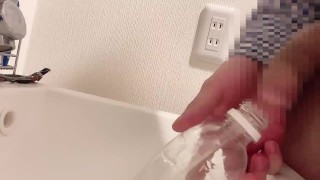 【ペットボトルおしっこ】横からおしっこで沢山ペットボトルに出すイケメン社会人