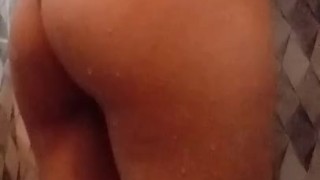 Casada mostrando o rabo no banho.